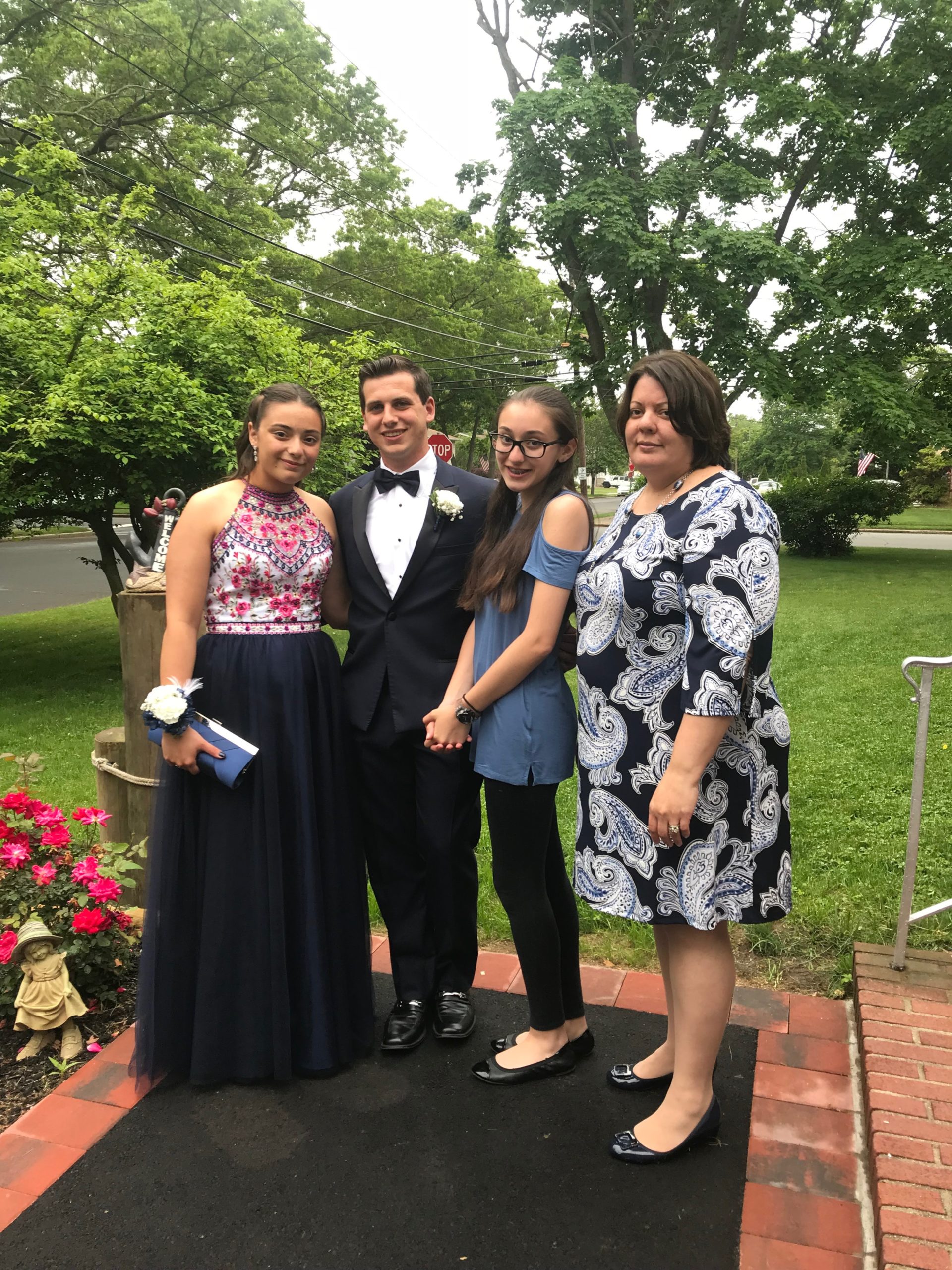Jayda, her boyfriend (Jacob), her sister (Selin), and her mom (Jennifer) pictured before prom
